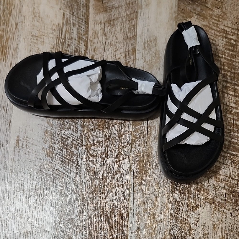 PrettyLittleThing Black Sandals with Open Toe and Thick Sole - Picture 5 of 10